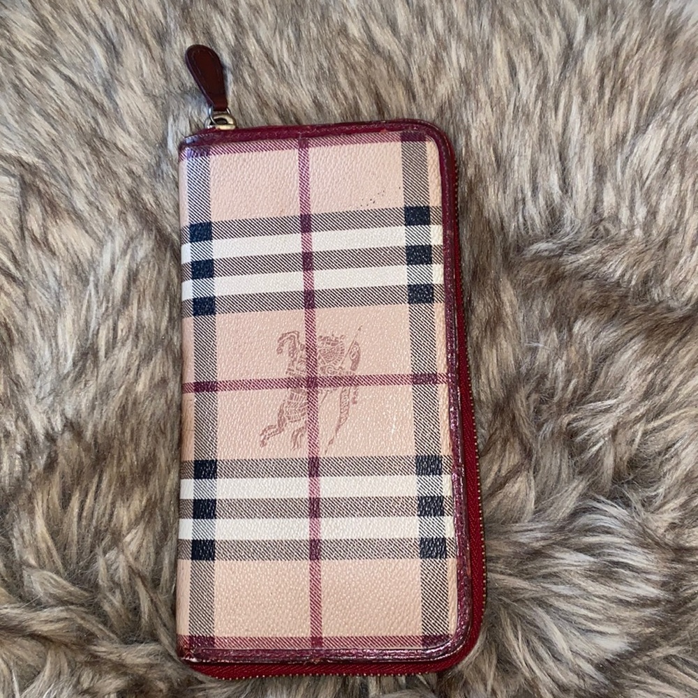 Burberry zippy wallet